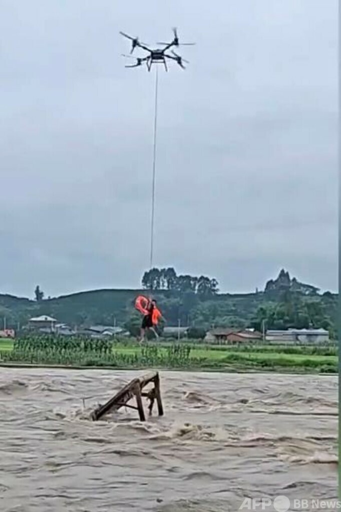 中国四川省で豪雨 ドローンが川で遭難した男性の救出に成功