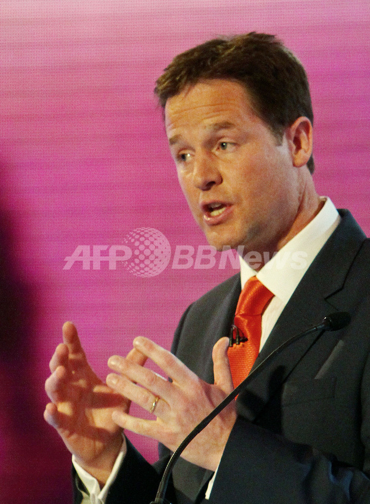 英総選挙前最後の討論会、保守党キャメロン氏がリード