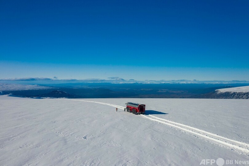 消滅危機の氷河を疾走するメガバス アイスランド