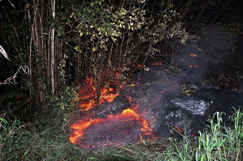 住宅敷地内に進入した溶岩、ハワイ島