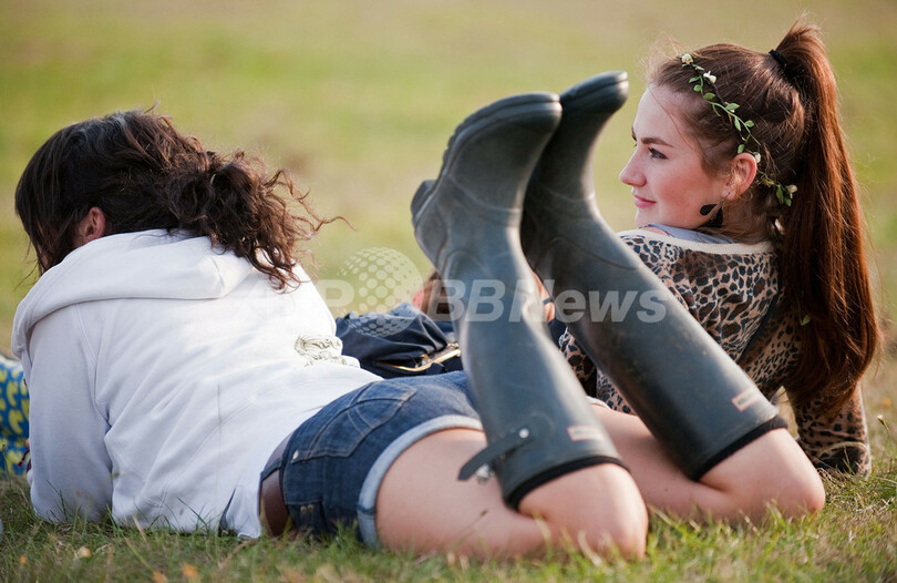 英野外フェス「ビッグ・チル」大盛況、集団ヌード撮影も