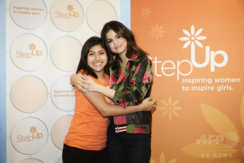 「コーチ」セレーナ・ゴメスと社会貢献活動、LAの高校をサプライズ訪問