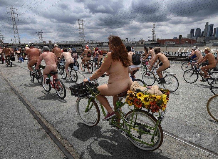 裸のサイクリスト集団 米ロサンゼルスを駆け抜ける 写真8枚 国際ニュース Afpbb News