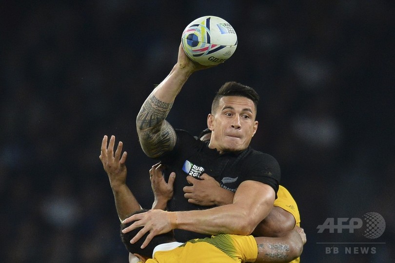 NZのウィリアムズ、警備員にタックルされた少年にメダル手渡す ラグビーW杯 NZのウィリアムズ、警備員にタックルされた少年にメダル手渡す ラグビーW杯