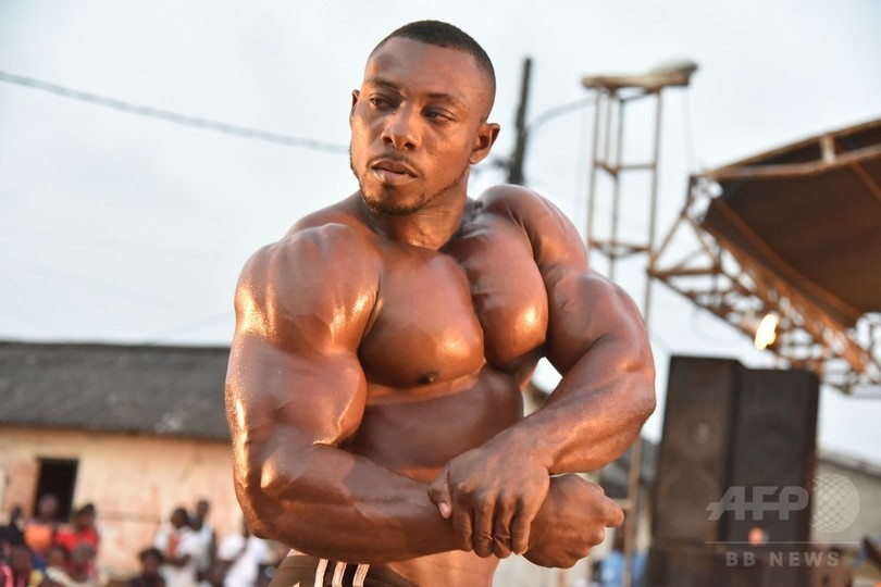 超軟体男にボディービルダー コートジボワールで大道芸の祭典 写真12枚 国際ニュース Afpbb News