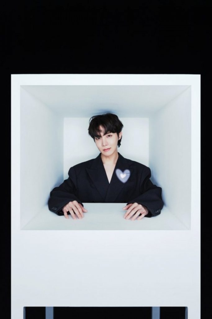 J-HOPE、「Jack In The Box (HOPE Edition)」 黒と白の