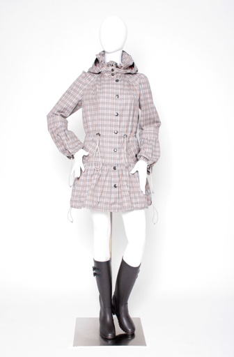バーバリー・ブルーレーベル、多彩なデザインでレインコートが登場