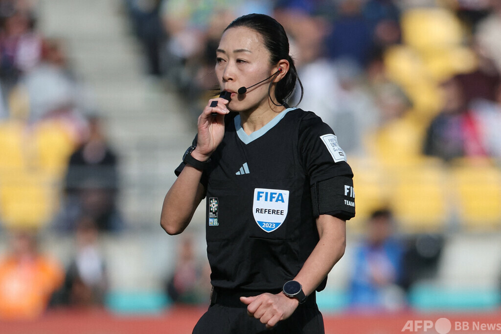 サッカーアジア杯、山下良美氏が大会初の女性主審に 写真2枚 国際ニュース:AFPBB News