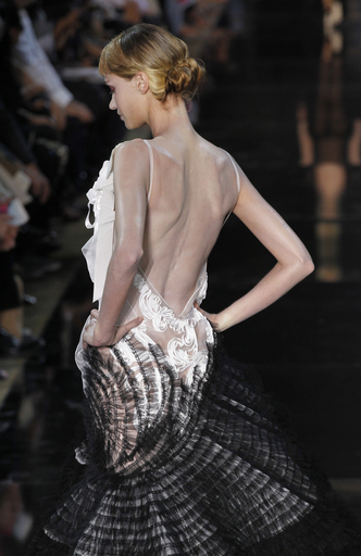12年春夏パリコレクション＞ジョン・ガリアーノ 写真30枚 国際ニュース