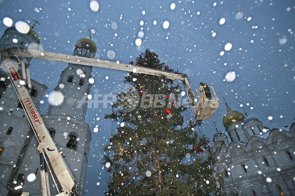 雪の舞い散るクレムリンのクリスマスツリー 写真3枚 国際ニュース Afpbb News