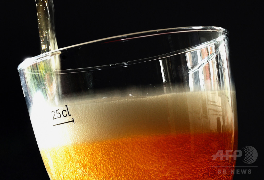 120年前のカナダ産ビール発見、まだ飲めるが「おいしくはない」 120年前のカナダ産ビール発見、まだ飲めるが「おいしくはない」