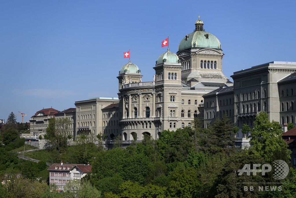 スイス首都で違法な「ストリート・カーニバル」、若者数百人が参加 スイス首都で違法な「ストリート・カーニバル」、若者数百人が参加