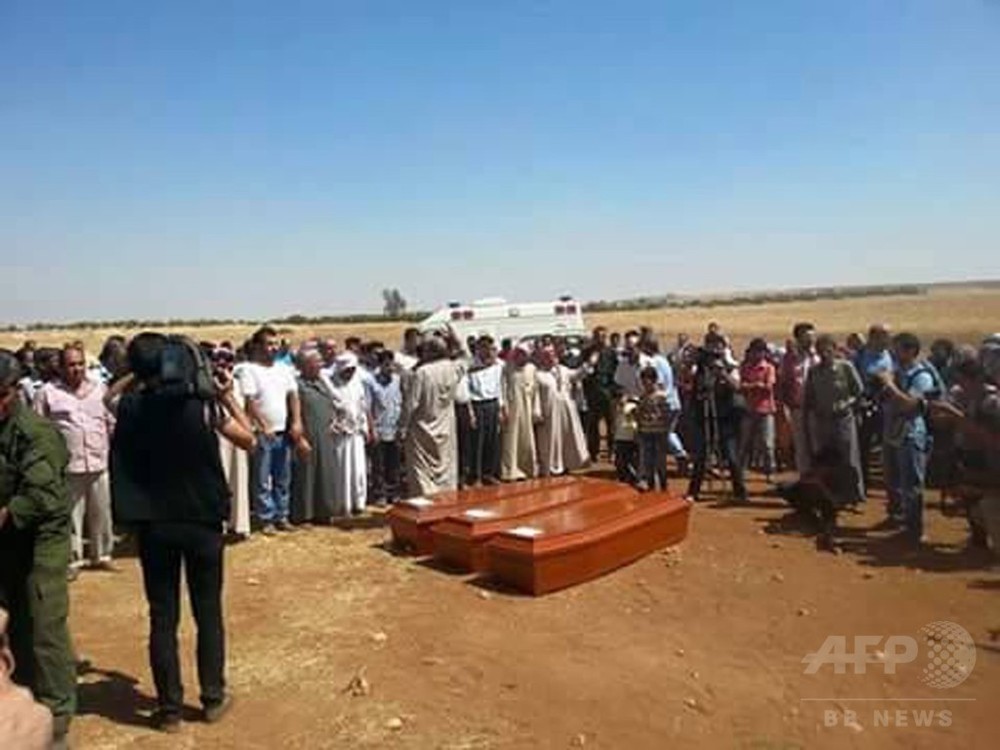 水死したシリア男児 父親の手で故郷に埋葬 写真6枚 国際ニュース Afpbb News