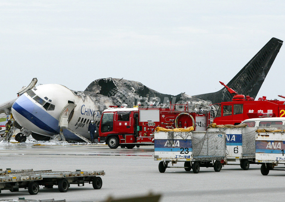 中華航空機炎上事故、乗客乗員165人は全員無事 左翼エンジンから出火か 写真5枚 国際ニュース：AFPBB News