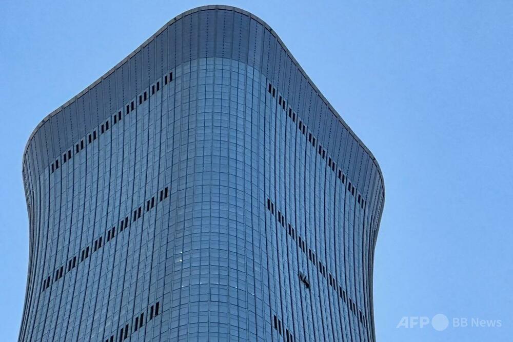 北京最高峰ビルに小型機衝突、パイロット死亡と13人負傷