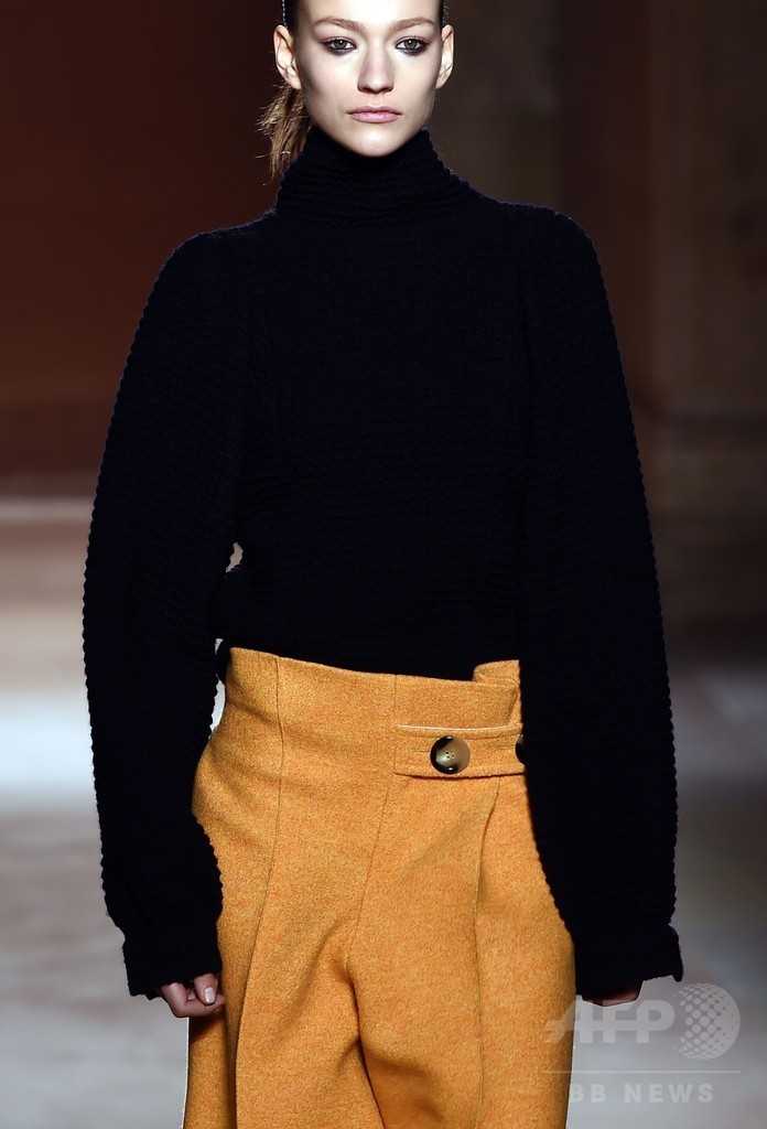 アシンメトリーな裾とドレープでフェミニンに、「ヴィクトリア ベッカム」15/16年秋冬