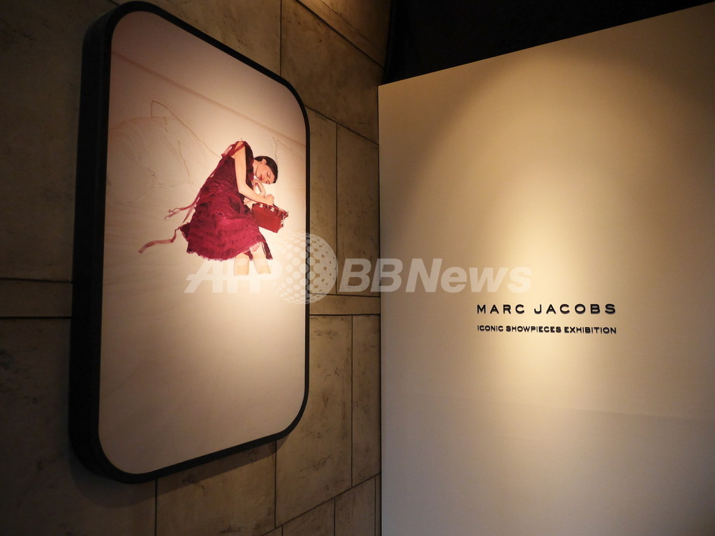 マーク ジェイコブス回顧展14日まで、貴重なショーピースが一堂に