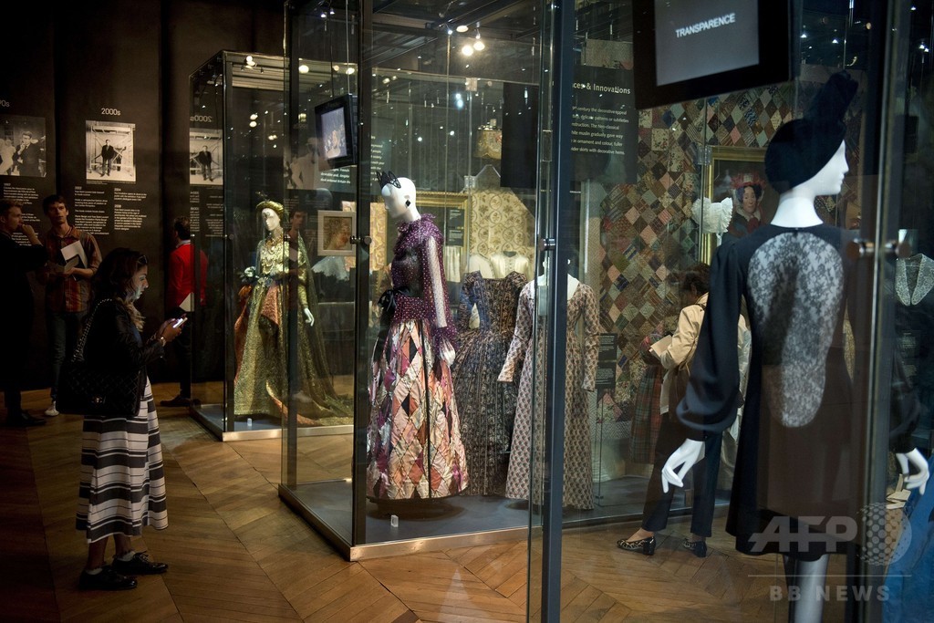 イヴ・サンローラン回顧展、英バウズ博物館で開催