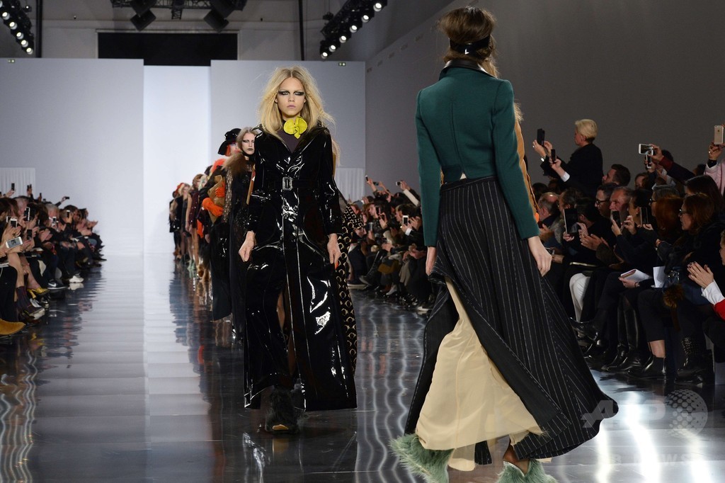 ピエロ風の奇抜なモデルでインパクト、「メゾン マルジェラ」15/16秋冬