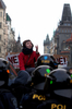 2007年11月10日、チェコの首都プラハ（Prague）の旧市街広場でナチス時代のユダヤ人襲撃事件を祝う極右ネオナチの行進に対抗する反国粋主義者たち。(c)AFP/Michal CIZEK