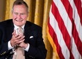 米ホワイトハウスで開催されたイベントで拍手する、ジョージ・H・W・ブッシュ元大統領（2013年7月15日撮影）。(c)Brendan SMIALOWSKI / AFP