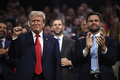米ウィスコンシン州ミルウォーキーで開催された共和党大会に出席したドナルド・トランプ前大統領（左）とJ・D・バンス上院議員（2024年7月15日撮影）。(c)Brendan SMIALOWSKI / AFP
