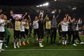 サッカー欧州チャンピオンズリーグ準決勝第2戦、ASローマ対リバプール。決勝進出をファンと喜び合うロベルト・フィルミーノ（中央）らリバプールの選手（2018年5月2日撮影）。(c)AFP PHOTO / Paul ELLIS