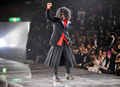 東京・国立代々木競技場で開催されたヨウジヤマモト（Yohji Yamamoto）メンズコレクション「YOHJI YAMAMOTO THE MAN 4.1 2010 TOKYO」（2010年4月1日撮影）。(c)AFP/Yoshikazu TSUNO