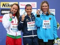 第16回世界水泳選手権、オープンウオーター女子25キロメートル決勝。表彰式に臨む（左から）銀メダリストのアンナ・オラス、優勝したアナ・マルセラ・クーニャ、銅メダリストのアンゲラ・マウラー（2015年8月1日撮影）。(c)AFP/ROMAN KRUCHININ