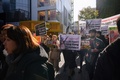 韓国・ソウルの明洞でデモ行進を行い、香港の民主派デモへの連帯を示す学生たち（2019年11月19日撮影）。(c)Ed JONES / AFP