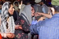 アフガニスタンの首都カブールの空港付近で起きた爆発により負傷し、病院に到着した女性ら（2021年8月26日撮影）。(c)Wakil KOHSAR / AFP