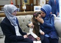 トルコの首都アンカラの大統領府で、レジェプ・タイップ・エルドアン大統領夫人のエミネ（右）さんに抱きしめられるバナ・アベドさん（中央）。トルコ大統領府提供（2016年12月21日撮影・公開）。(c)AFP/Turkish Presidential Press Office/KAYHAN OZER