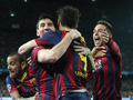 サッカー欧州チャンピオンズリーグ2013-14（UEFA Champions League 2013-14）決勝トーナメント1回戦第2戦、FCバルセロナ（FC Barcelona）対マンチェスター・シティ（Manchester City）。得点を決め、チームメートとともに喜び合うFCバルセロナのリオネル・メッシ（Lionel Messi、左、2014年3月12日撮影）。(c)AFP/QUIQUE GARCIA