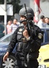チュニジアの首都チュニスで、兵士による発砲事件が起きた兵舎の外で警備にあたる特殊部隊（2015年5月25日撮影）。(c)AFP/FETHI BELAID