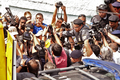 銃乱射事件のあった、ブラジル・リオデジャネイロ（Rio de Janeiro）の公立学校から運び出される容疑者の遺体を撮影しようとする報道陣（2011年4月7日撮影）。(c)AFP