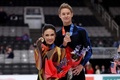 フィギュアスケート全米選手権、アイスダンス・フリーダンス（FD）。金メダルを手にポーズをとるマディソン・チョーク（左）とエヴァン・ベイツ（2023年1月28日撮影）。(c)Ezra Shaw/Getty Images/AFP