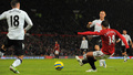 イングランド、FAカップ2012-13（FA Cup 2012-13）は26日、4回戦が行われ、マンチェスター・ユナイテッド（Manchester United）は4-1でフラム（Fulham）を下し、5回戦に進出した。

後半21分にチームの4点目となるシュートを放つマンチェスター・ユナイテッドのハビエル・エルナンデス（Javier Hernandez、右、2013年1月26日撮影）。(c)AFP/ANDREW YATES