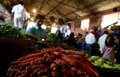 インド・ムンバイ（Mumbai）の市場で、客を待つ店員（2008年4月12日撮影）。(c)AFP/Pal PILLAI
