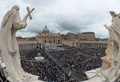 バチカン市国のサンピエトロ広場（St Peter&apos;s Square）で行われた故ヨハネ・パウロ2世（John Paul II、左）と故ヨハネ23世（John XXIII）の列聖式に集まった人々（2014年4月27日撮影）。(c)AFP/VINCENZO PINTO