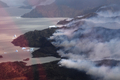 チリ南部のトーレス・デル・パイネ国立公園 （Torres del Paine National Park）で猛威をふるう山火事の航空写真（2011年12月30日撮影）。（ｃ）AFP/INTENDENCIA DE MAGALLANES