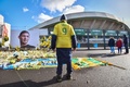 エミリアーノ・サラ選手が死亡した事故の後、フランス・リーグ1のナントのホームスタジアム外で、黄色い花が献花された一画に立つ男性（2019年2月10日撮影）。(c)LOIC VENANCE/ AFP