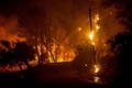 ギリシャ西部ペロポネソス半島にあるオリンピアの古代遺跡近くで起きた山火事（2021年8月4日撮影）。(c)Eurokinissi / AFP