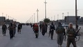 イスラム過激派のウェブサイトに掲載された、イラク北部サマラ（Samarra）の通りを歩くイスラム武装勢力「イラク・レバントのイスラム国（Islamic State of Iraq and the Levant、ISIL）」の戦闘員とされる写真（2014年6月9日公開）。(c)AFP/HO/WELAYAT SALAHUDDIN