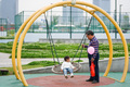 長沙市開福区馬欄山エリアの鴨嘴公園で過ごす子ども連れの来園者（2025年4月10日撮影）。(c)Xinhua News
