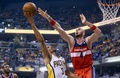 13-14NBAプレーオフ・イースタンカンファレンス準決勝（7回戦制）、インディアナ・ペイサーズ（Indiana Pacers）対ワシントン・ウィザーズ（Washington Wizards）第2戦。ワシントン・ウィザーズのマーチン・ゴータット（Marcin Gortat、右）をかわしてシュートを狙うインディアナ・ペイサーズのジョージ・ヒル（George Hill、2014年5月7日撮影）。(c)AFP/Getty Images/Andy Lyons