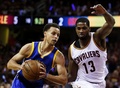 14-15NBAファイナル、クリーブランド・キャバリアーズ対ゴールデンステイト・ウォリアーズ。クリーブランド・キャバリアーズのトリスタン・トンプソンを相手にドライブを仕掛けるゴールデンステイト・ウォリアーズのステフェン・カリー（2015年6月16日撮影）。(c)AFP/Getty Images/Ezra Shaw