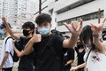 「覆面禁止規則」違反の罪で起訴されたデモ参加者2人が出廷した香港東区の裁判所に集まる民主派の活動家ら（2019年10月7日撮影）。(c)Mohd RASFAN / AFP