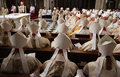 ニューヨーク（New York）の聖パトリック大聖堂（Saint Patrick&apos;s Cathedral）にで、ローマ法王ベネディクト16世（Pope Benedict XVI、中央）のミサに出席した聖職者（2008年4月19日撮影）。(c)AFP/DON EMMERT
