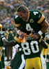 第4Qにタッチダウンパスを成功させドナルド・ドライバー（%%Donald Driver%%、下）から祝福を受けるパッカーズのQBブレット・ファーヴ（%%Brett Favre%%）。(c)AFP/Getty Images Jonathan Daniel