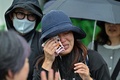 ジャイアントパンダの「リーリー」と「シンシン」の最終観覧日に東京の上野動物園を訪れた女性（2024年9月28日撮影）。(c)Richard A. Brooks / AFP